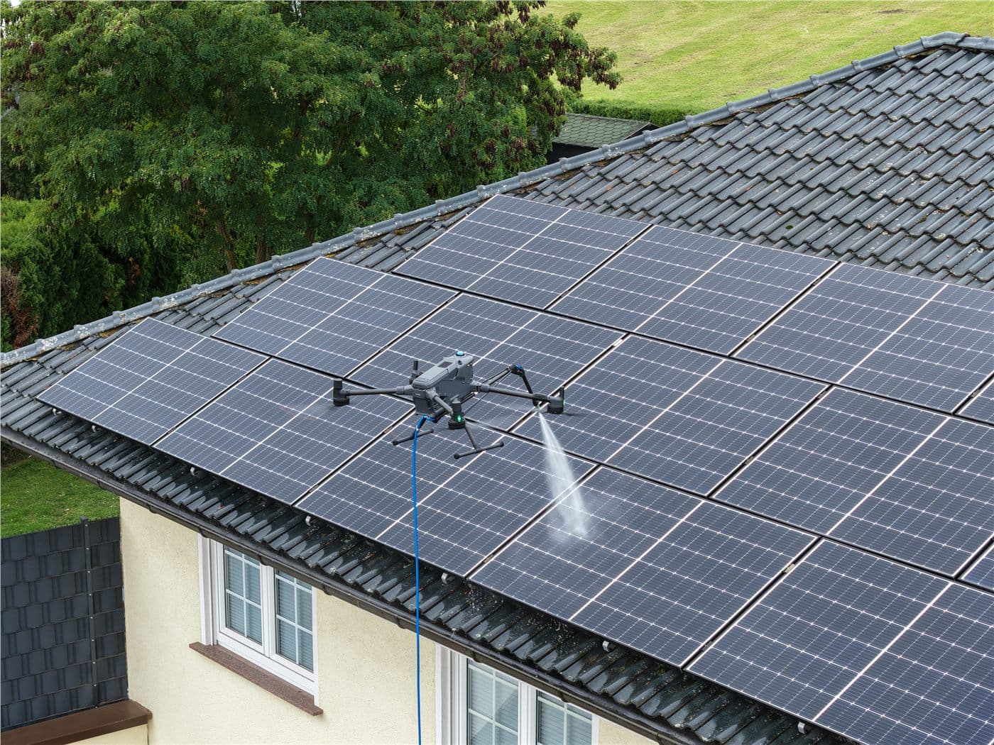 CopterPro Reinigungsdrohne auf einem Dach mit PV-Anlage