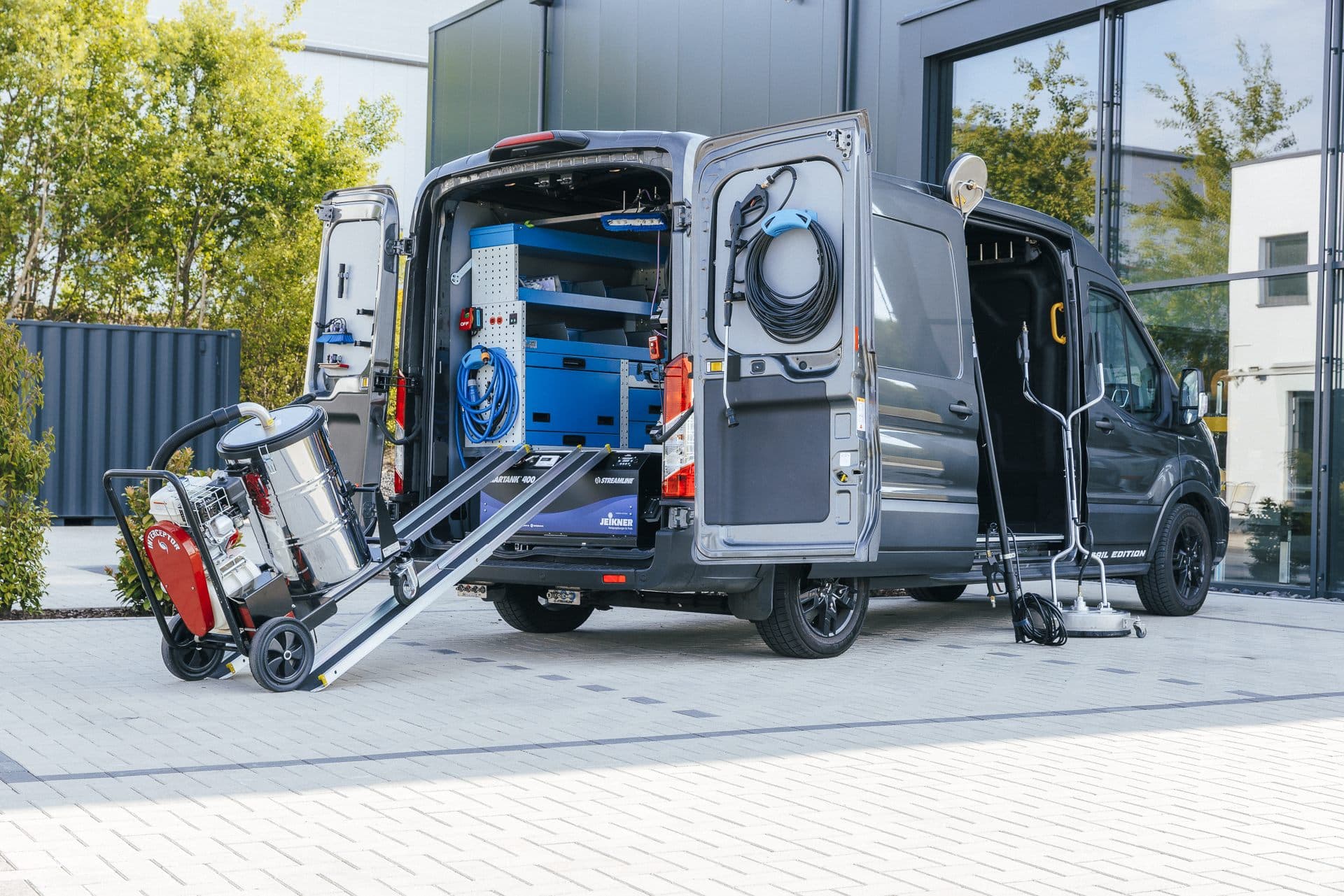 Geöffneter Jeikner Transporter mit professionellem Fahrzeugeinbau und Reinigungstechnik